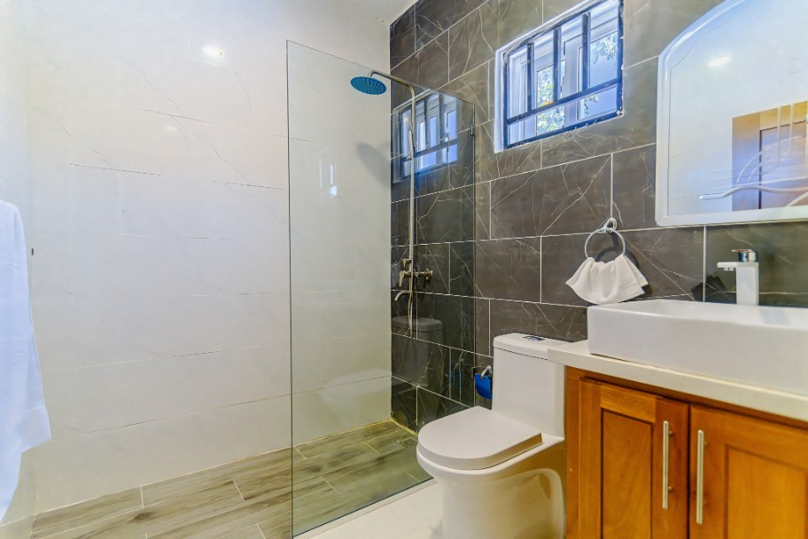Condo 11-A Modern Executive Suite w/Pool Access
