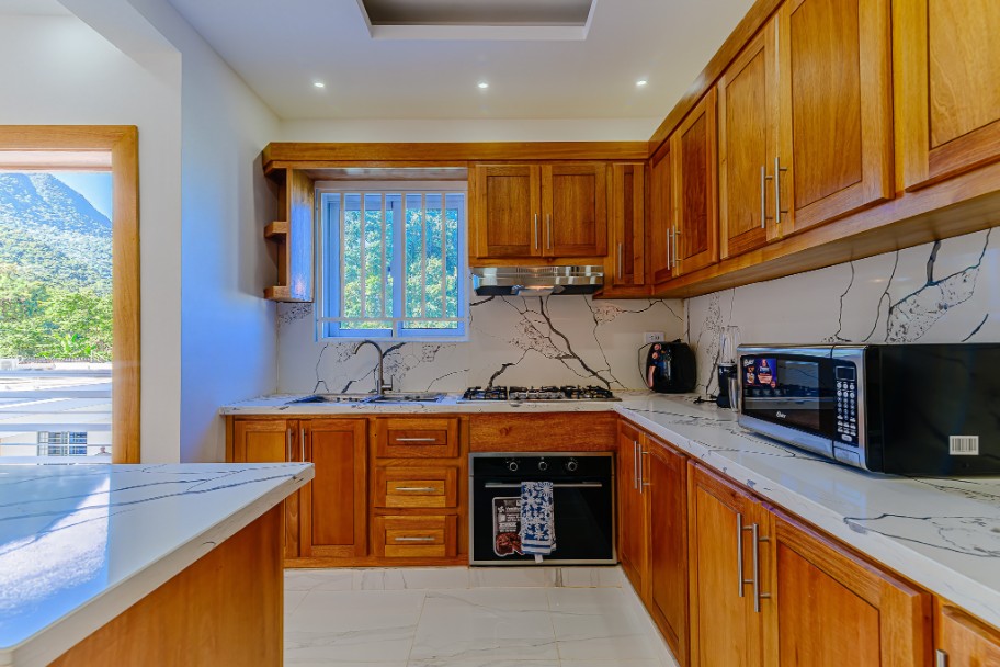 Condo 11-B Modern Executive Suite w/Pool Access